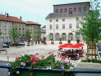 Hotel Logis Le Bourbon Yssingeaux Exterior foto