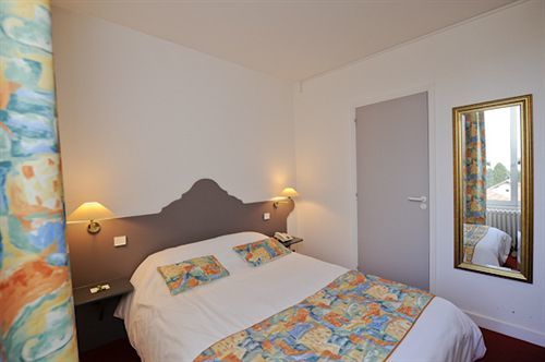 Hotel Logis Le Bourbon Yssingeaux Exterior foto
