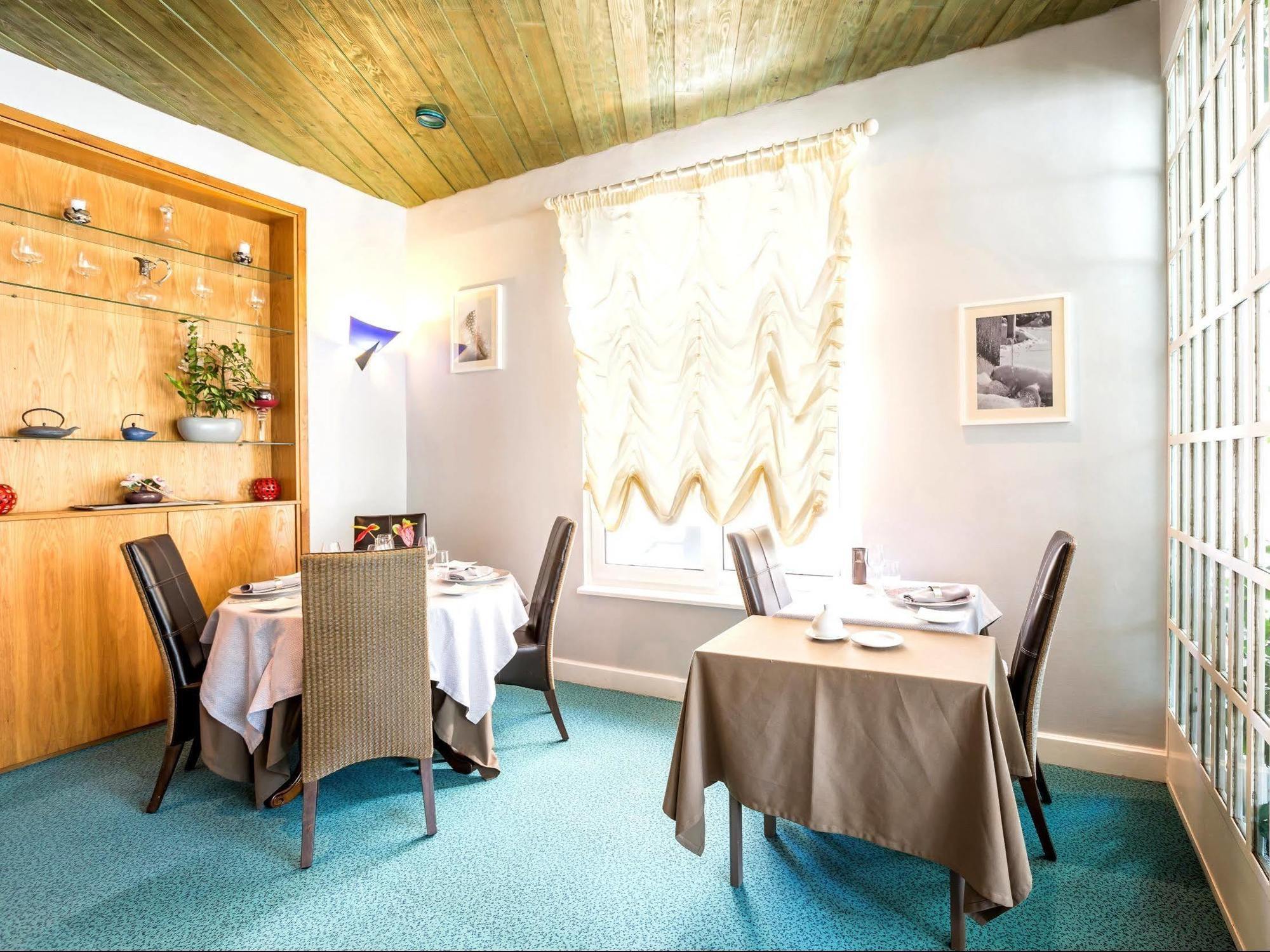 Hotel Logis Le Bourbon Yssingeaux Exterior foto