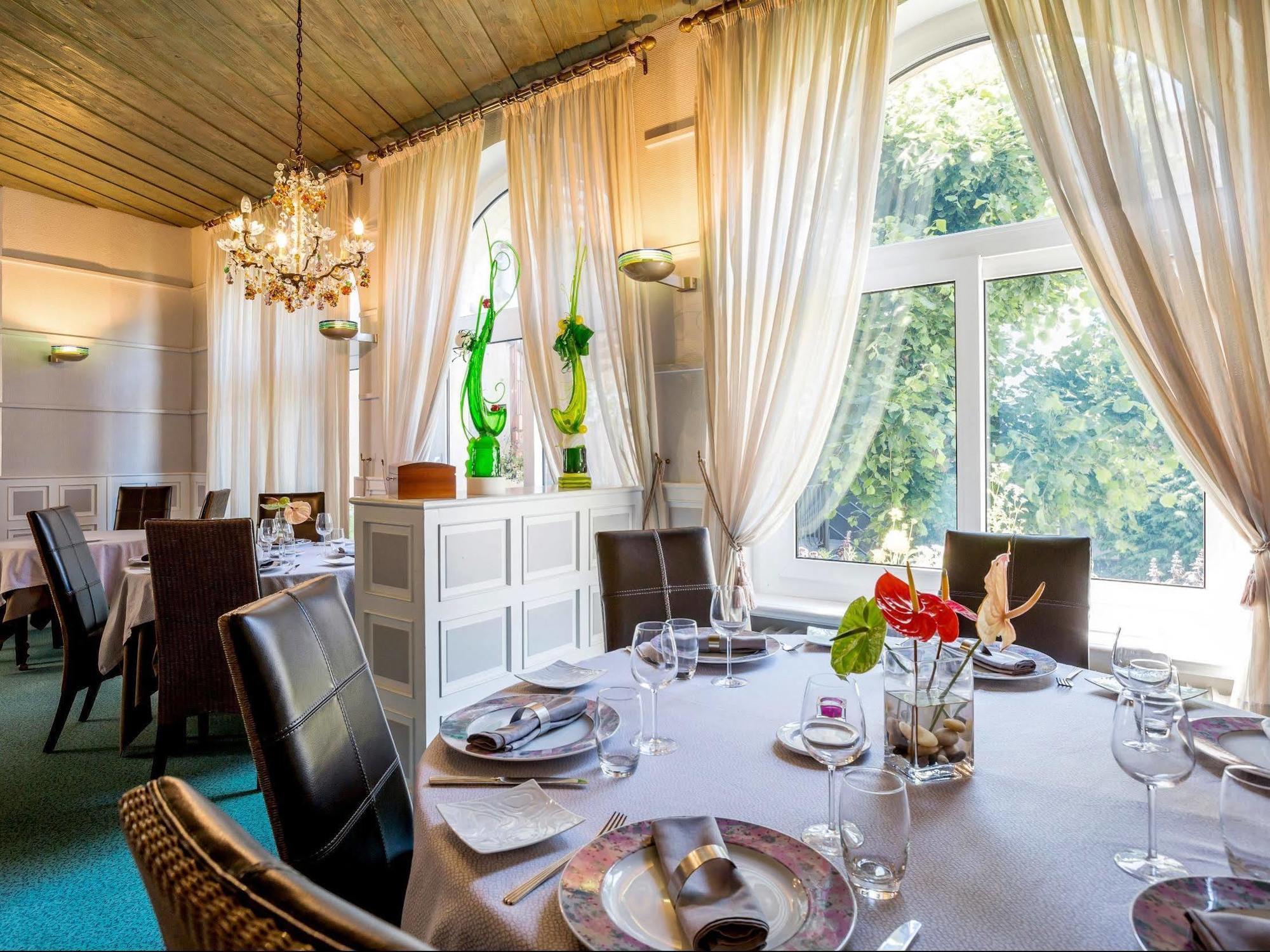 Hotel Logis Le Bourbon Yssingeaux Exterior foto